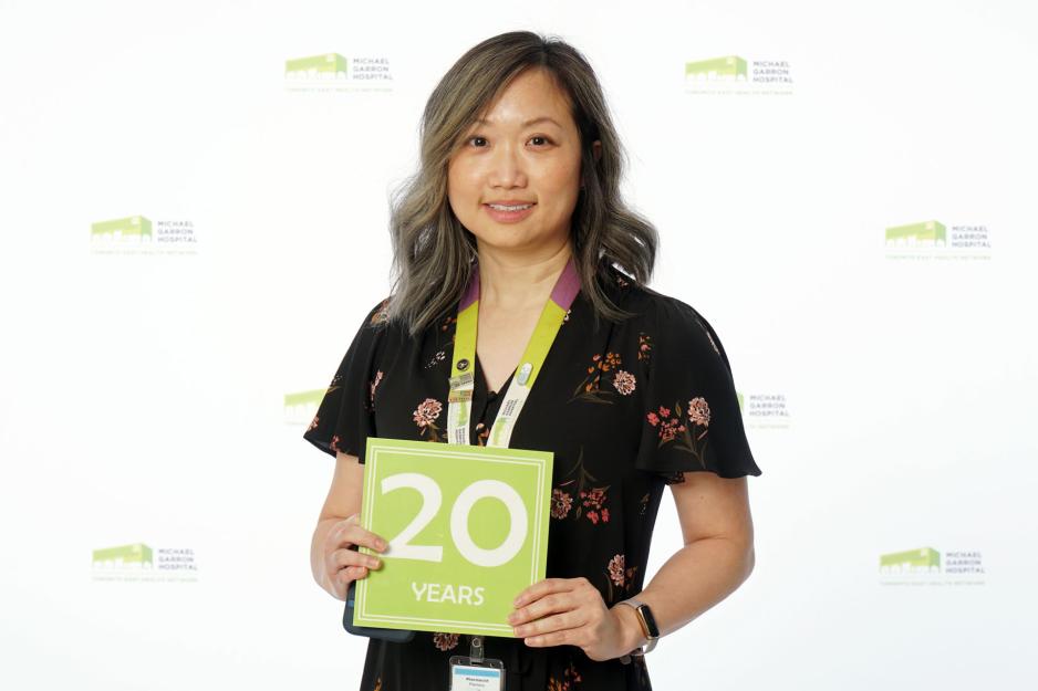 Kieu Lee receives Long Service Award.