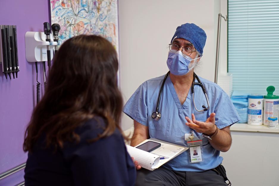 Dr. Rosenstein speaks to a patient in MGH’s ED while using the Ambient Scribe tool. 