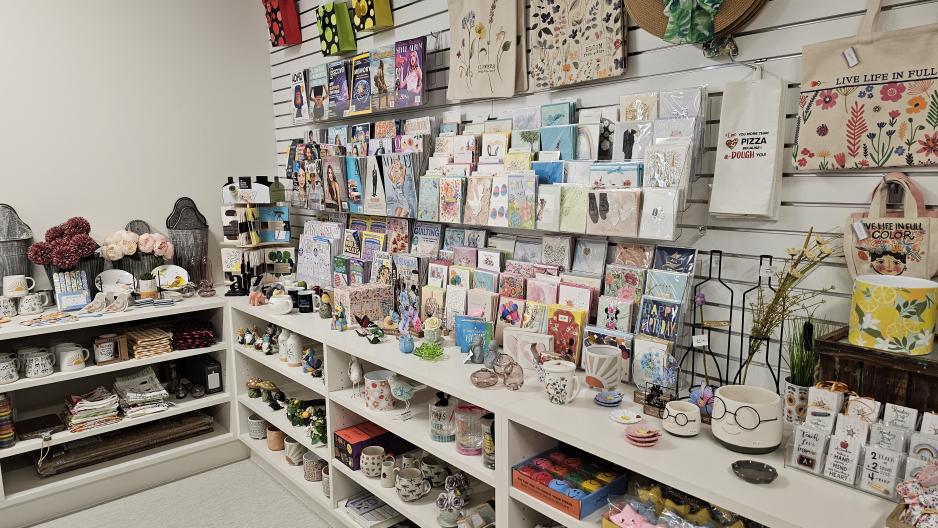 Multiple items are displayed within MGH’s gift shop, including cards, magazines, flowers, home items and gift bags. 